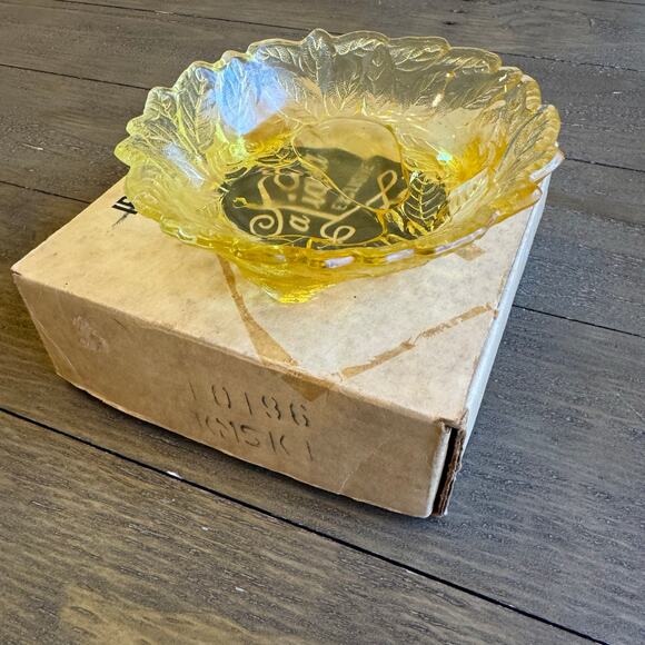 Tiara Indiana Glass VTG 3-Toed Nappy Sweet Pear Glass Dish Bowl 10186 w/Box - Picture 8 of 14